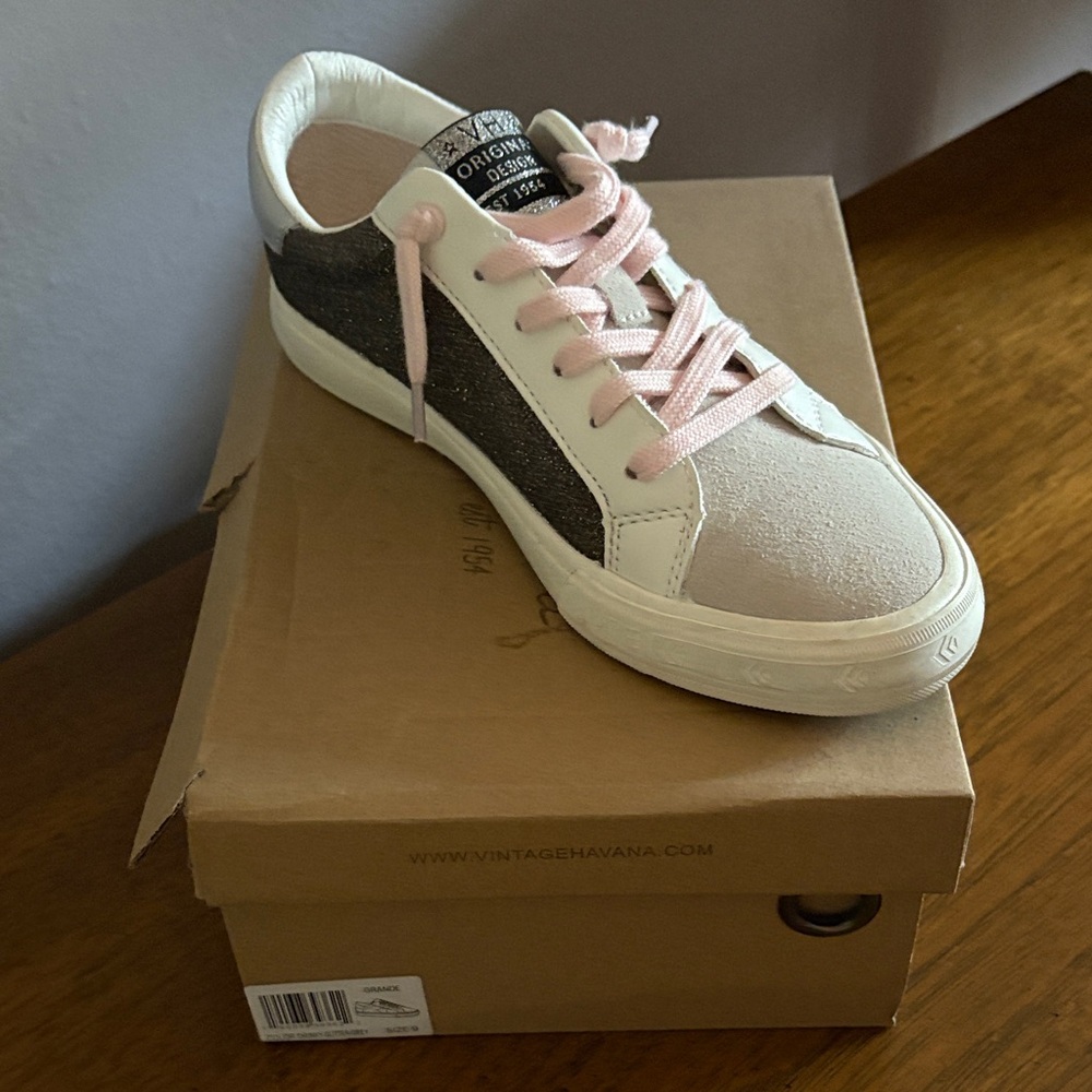 Vintage Havana Black and Cream Sneakers with Pink Laces